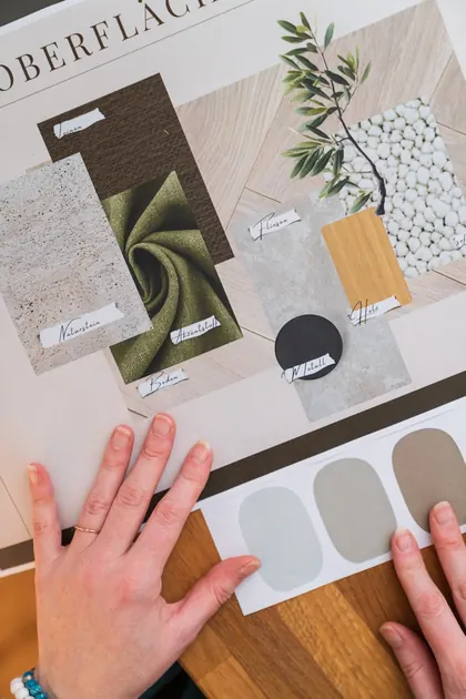 Moodboard mit Naturstein, Leinen, Holz, Fliesen und Farbmustern
